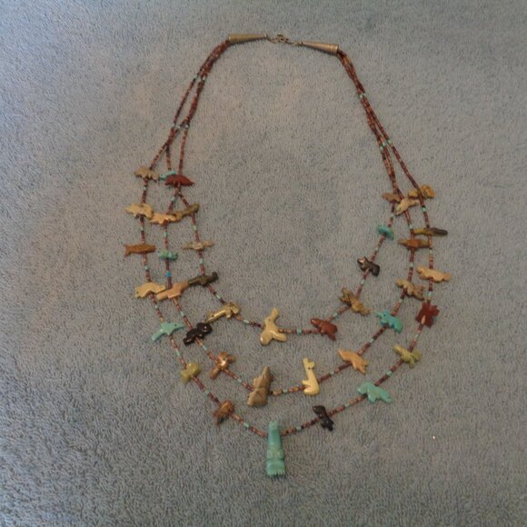 ZUNI VINTAGE TRIPLE STRANDS HAND CARVED ANIMAL FETISH NECKLACE - Picture 6 of 12